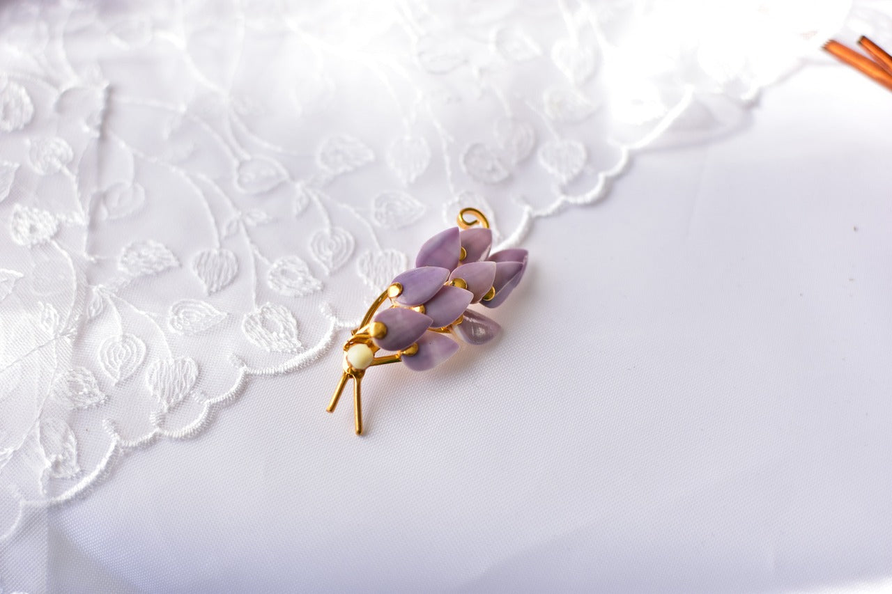 鳥の形のブローチ 貝製