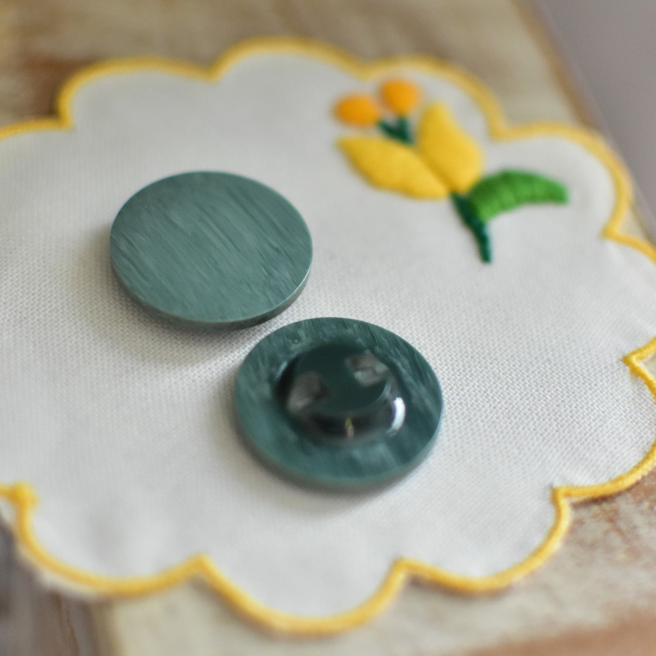 グリーン色デザイン色ボタン大 2つセット ヴィンテージボタン 日本製