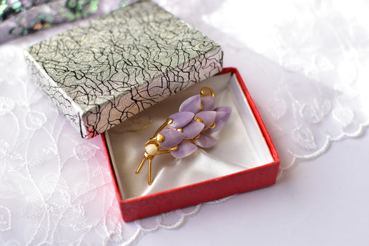 鳥の形のブローチ 貝製