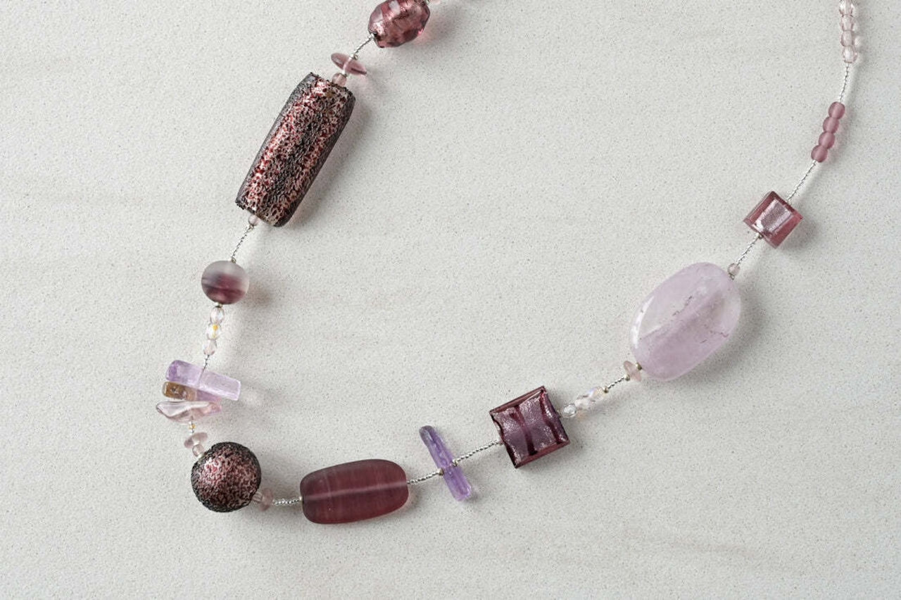 高貴な雰囲気 落ち着いた雰囲気のベネチアンガラスネックレス