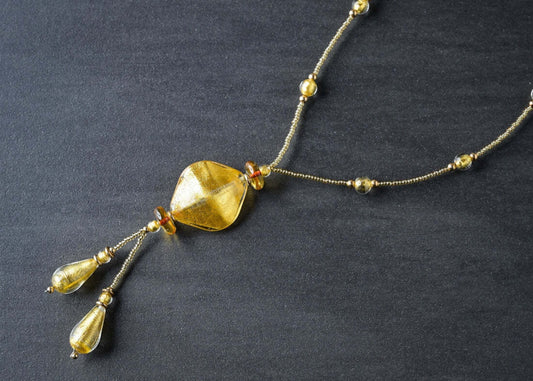 ゴールドの美しさがひきたてる ベネチアンガラスのネックレス