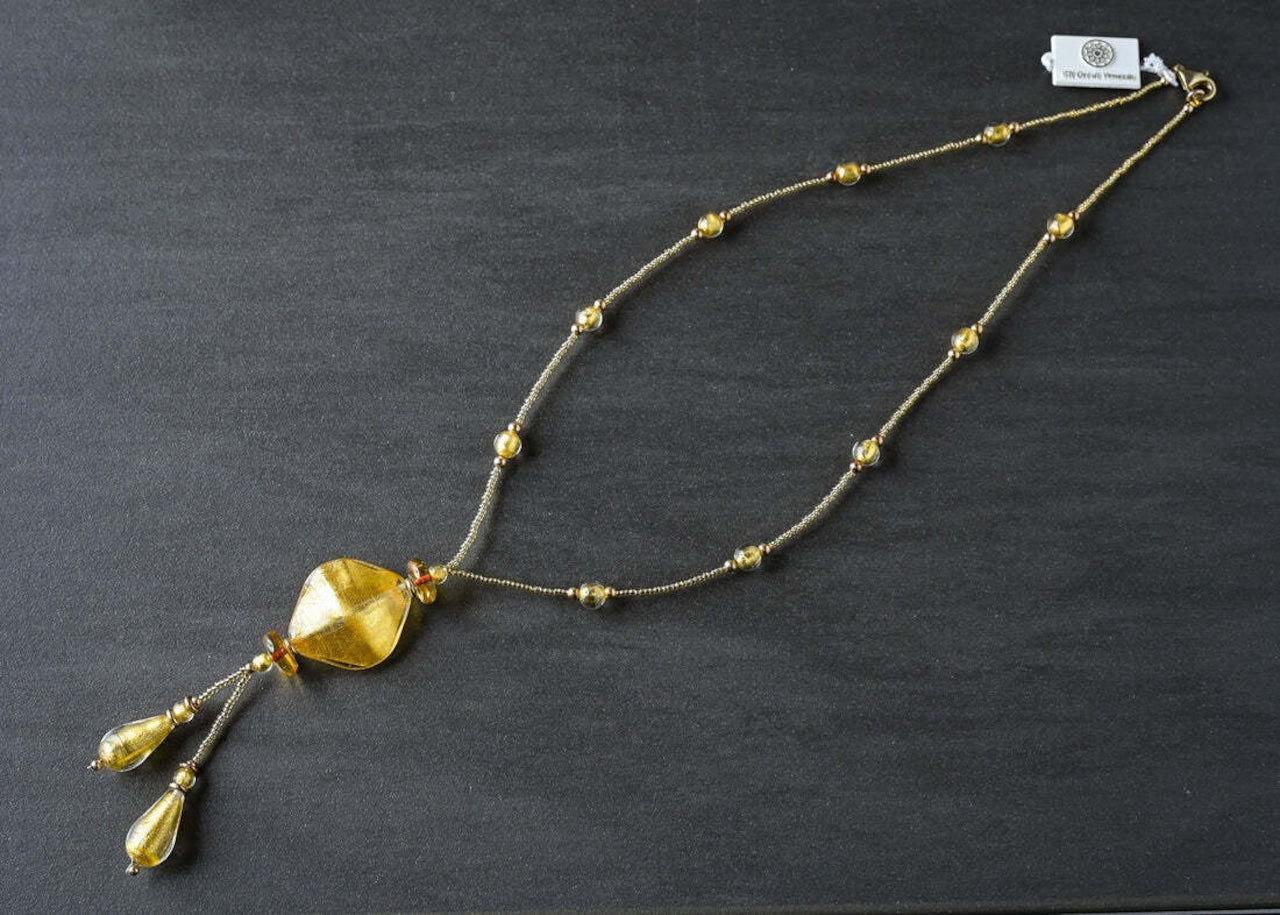 ゴールドの美しさがひきたてる ベネチアンガラスのネックレス