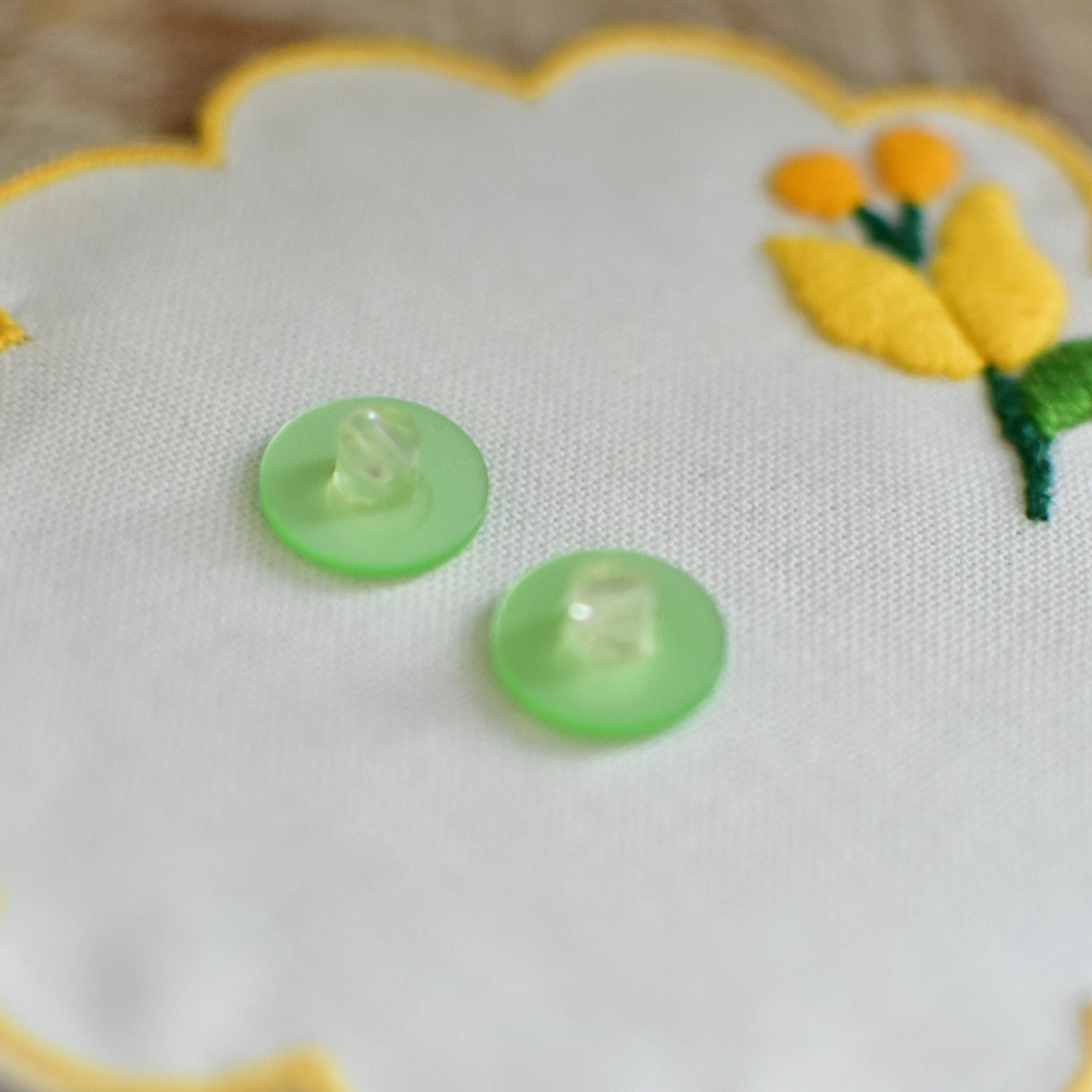 ライトグリーン色ボタン 4つセット ヴィンテージボタン 日本製