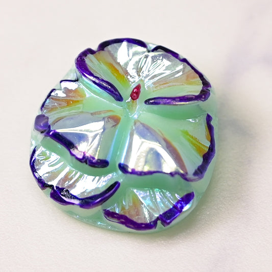 ちょっと人に自慢ができるブラックライトで光る ウランガラスのパンジーボタン