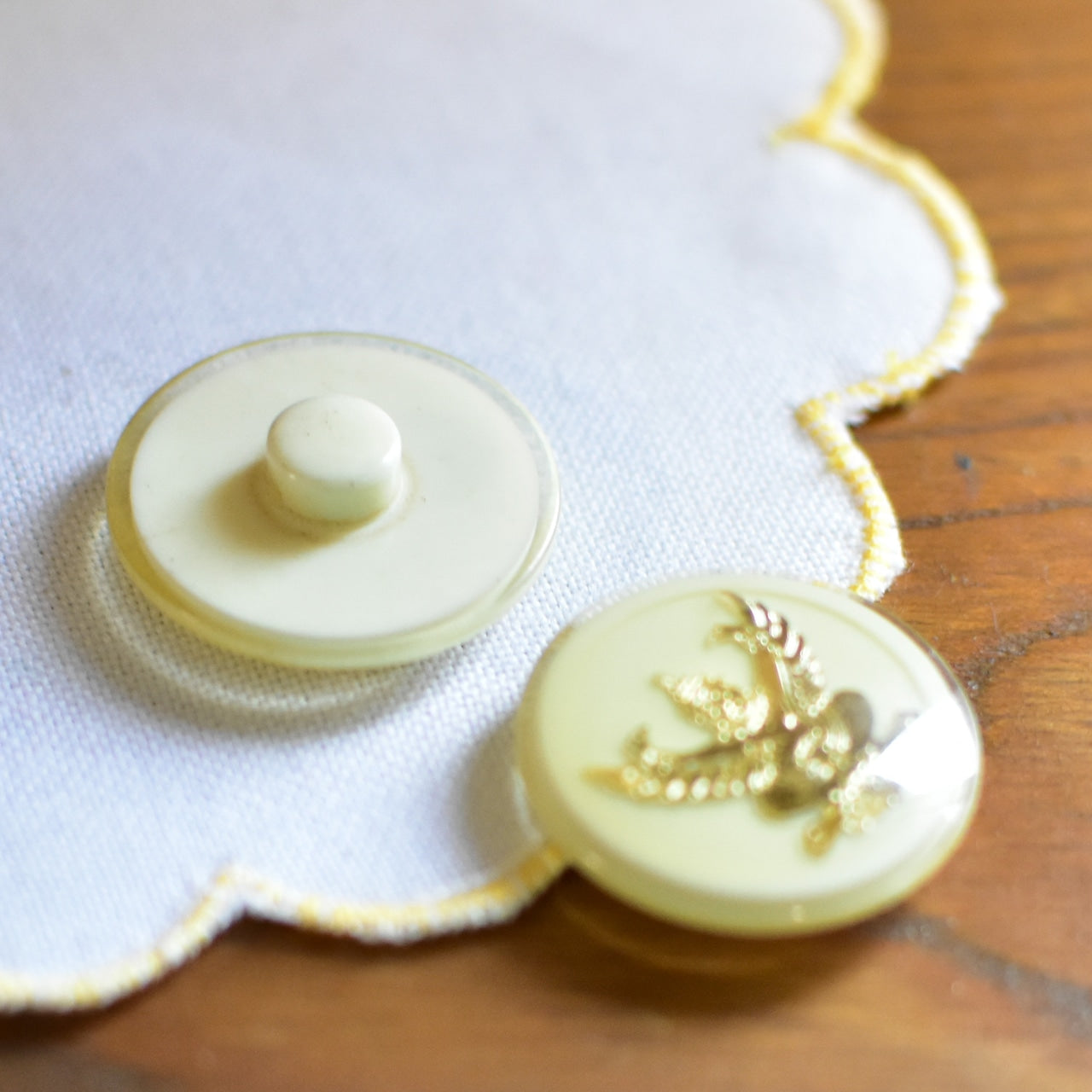 フランスのヴィンテージボタン ラウンド型 ホワイト 2.2cm