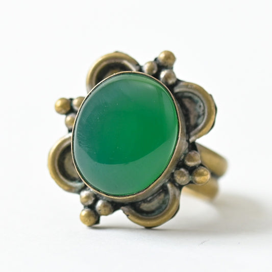 グリーンストーンのアンティークリング|めのう風×真鍮製(11号・東ヨーロッパ)
