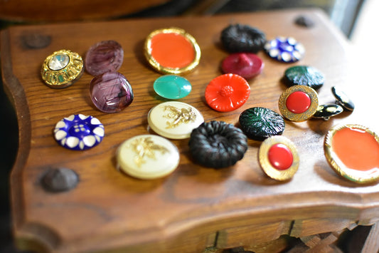 フランスのヴィンテージボタン ラウンド型 ルージュ アクリル製