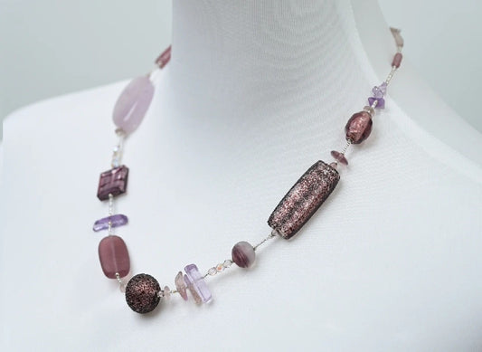 高貴な雰囲気 落ち着いた雰囲気のベネチアンガラスネックレス