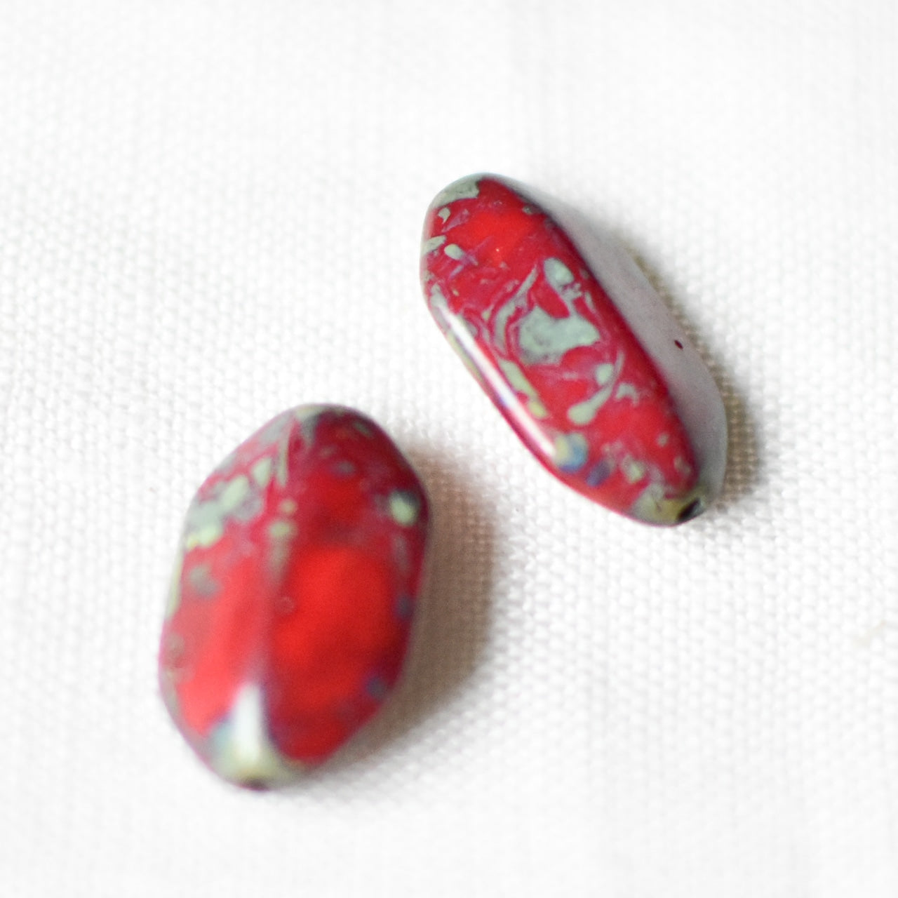 2個 チェコ ヴィンテージビーズ 赤時々緑