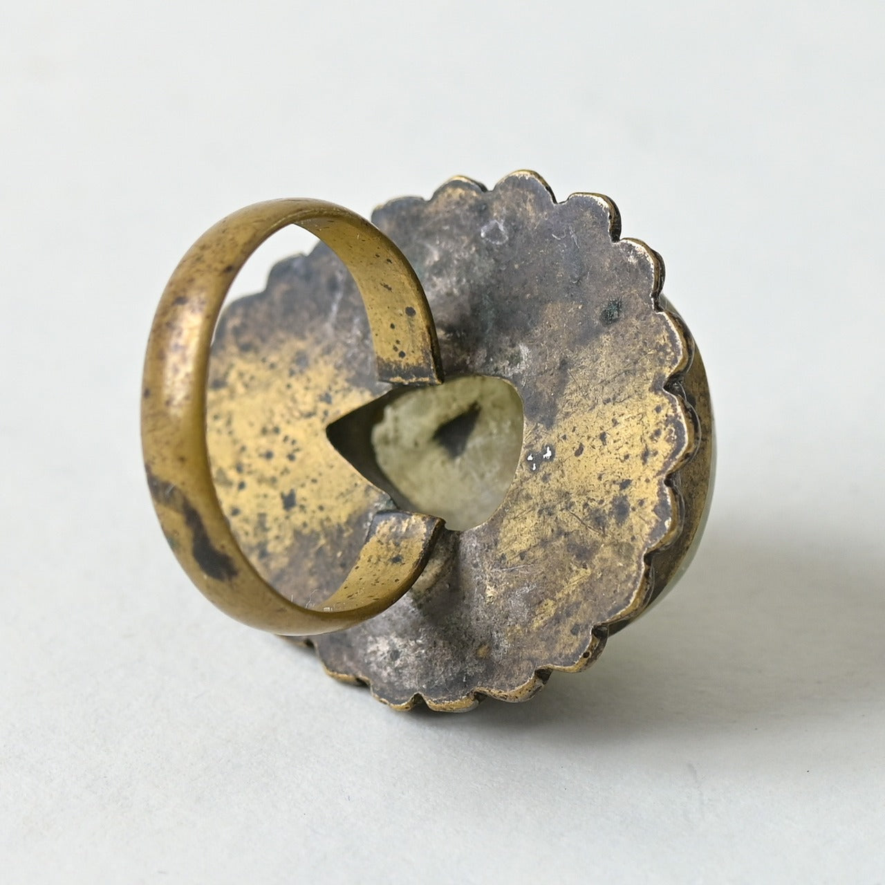 グリーンストーンのアンティークリング|めのう風×真鍮製(11号・東ヨーロッパ)