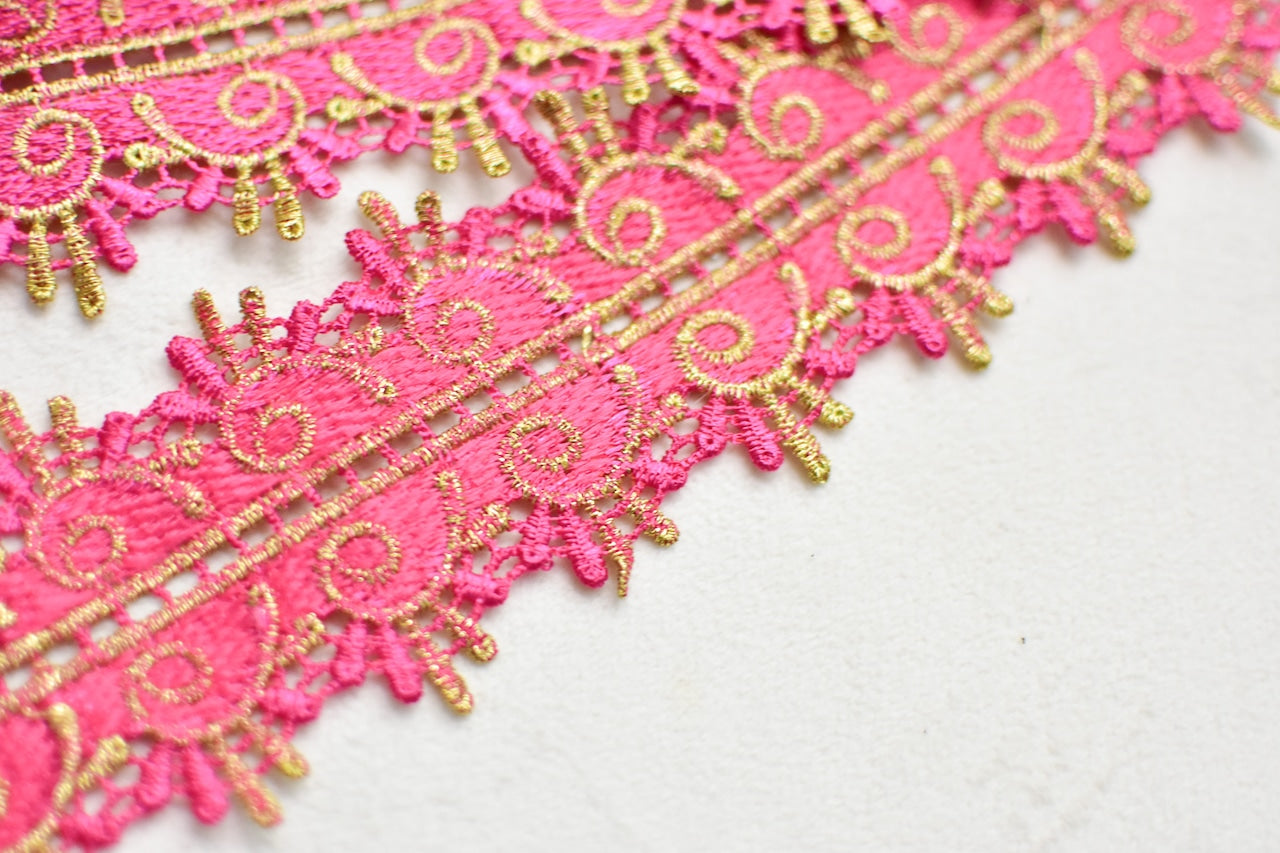 ピンク×ゴールドの刺繍レースリボン（幅5.5cm・1メートル）