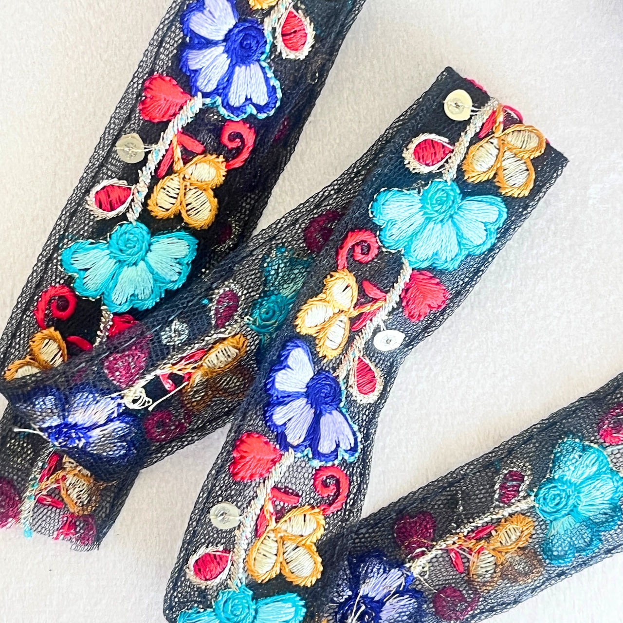 ブラックチュールにカラフル刺繍の細リボン（幅2.5cm・1メートル）