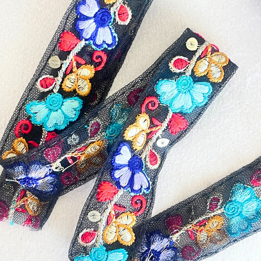 ブラックチュールにカラフル刺繍の細リボン（幅2.5cm・1メートル）