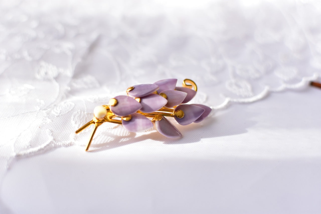 鳥の形のブローチ　貝製