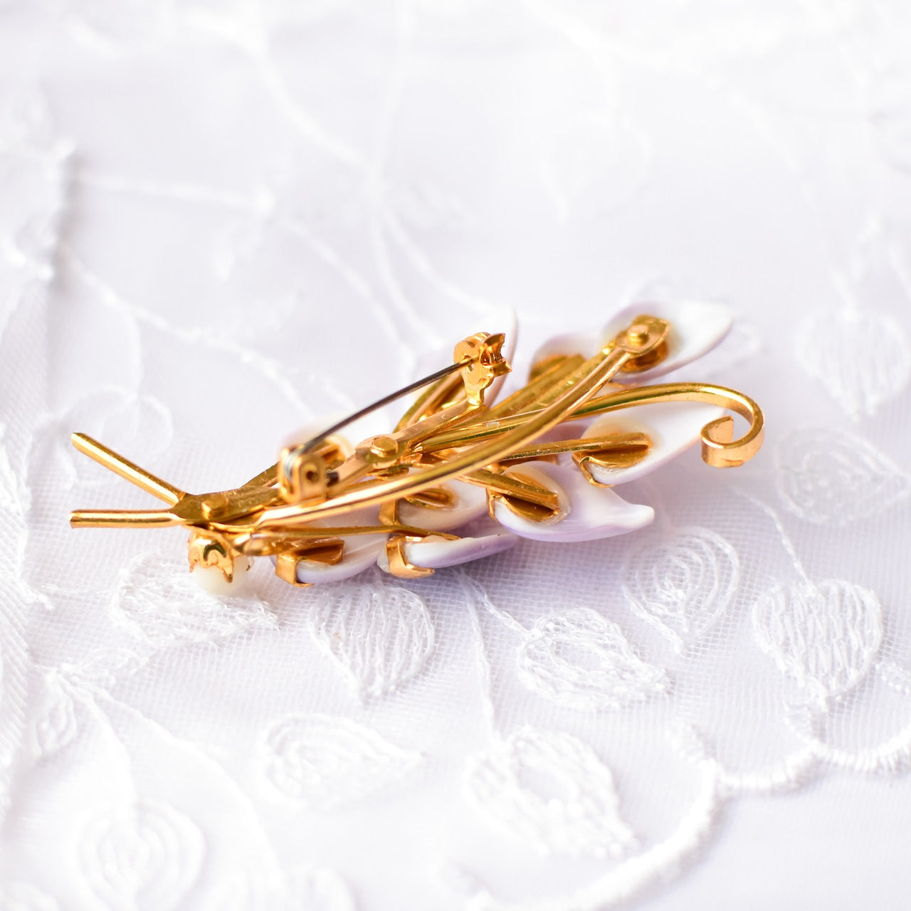 鳥の形のブローチ　貝製