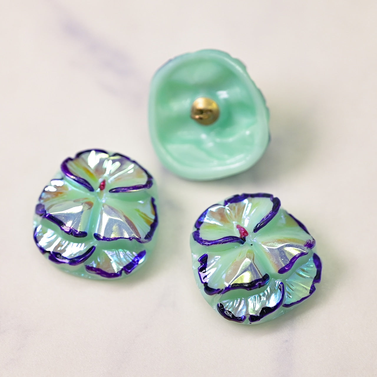 ちょっと人に自慢ができるブラックライトで光る　ウランガラスのパンジーボタン