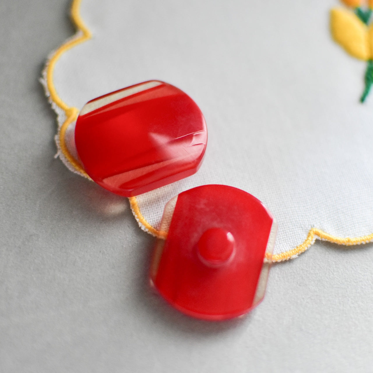 2個セット　フランスのヴィンテージボタン　楕円形　ルージュ　