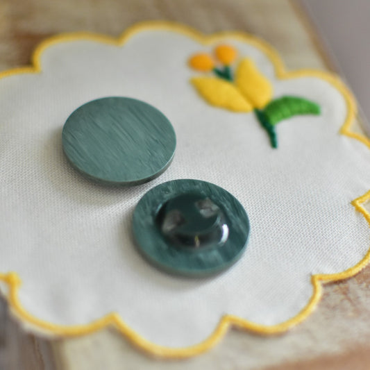 グリーン色デザイン色ボタン大　　2つセット　ヴィンテージボタン　日本製　