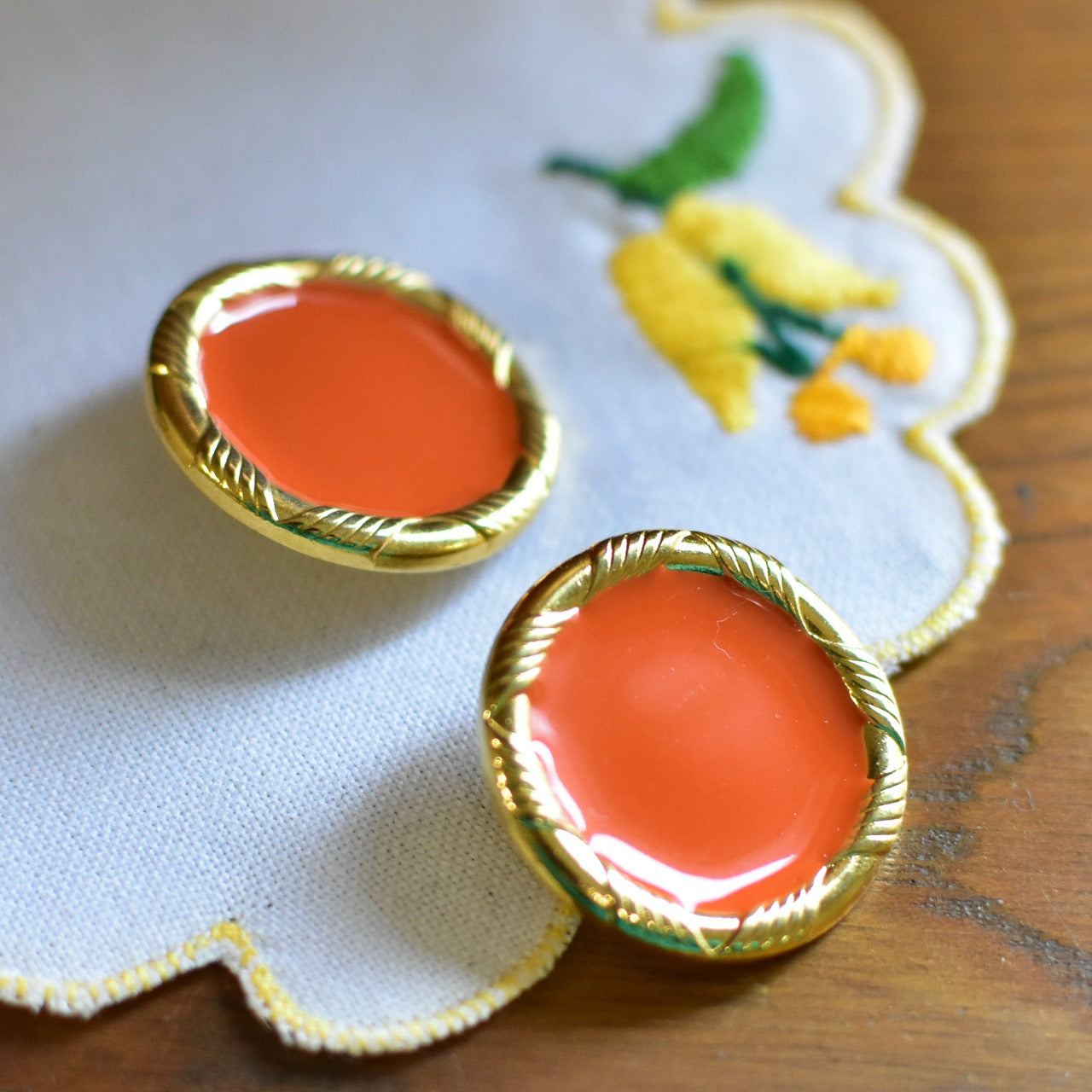 フランスのヴィンテージボタン　ラウンド型　メタル　サーモンピンク