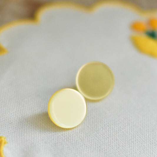 ライトイエロー色ボタン　　4つセット　ヴィンテージボタン　日本製　