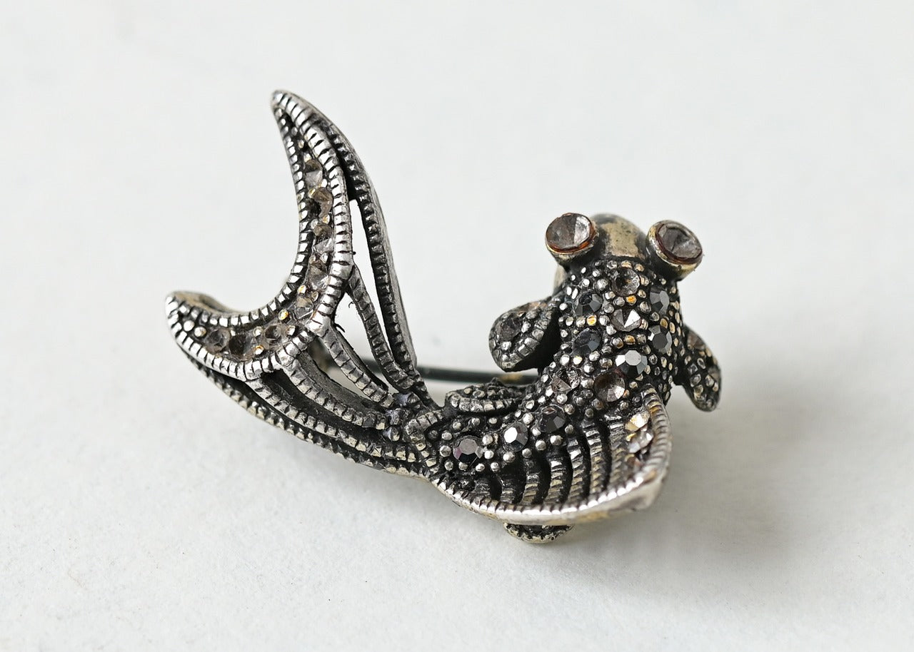 【ヴィンテージ・ソ連】金魚モチーフのブローチ／東ヨーロッパ製／2.5×2cm