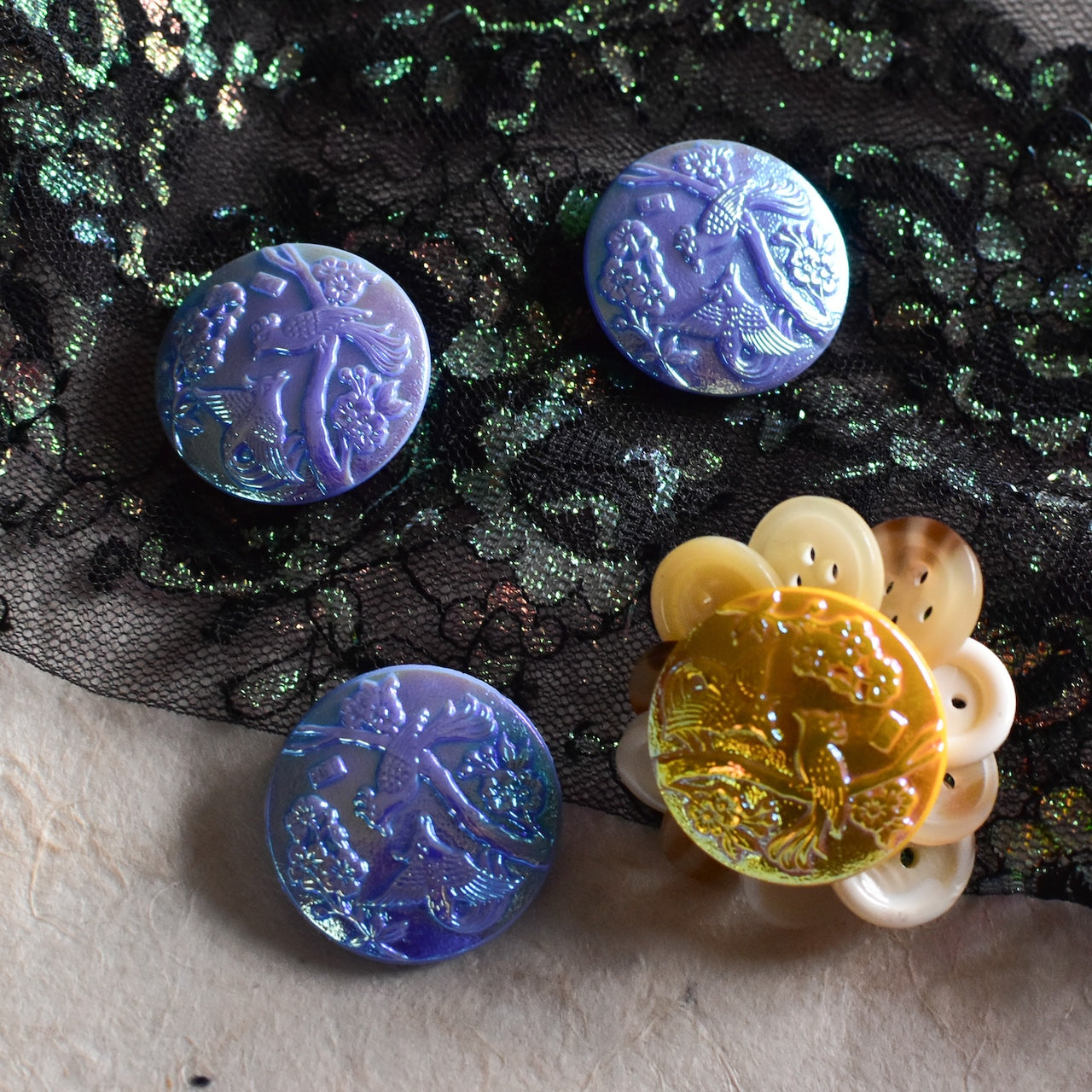 アンティークチェコガラスボタン 鳥　27ミリ　ガラス製　チェコボタン　ブルー