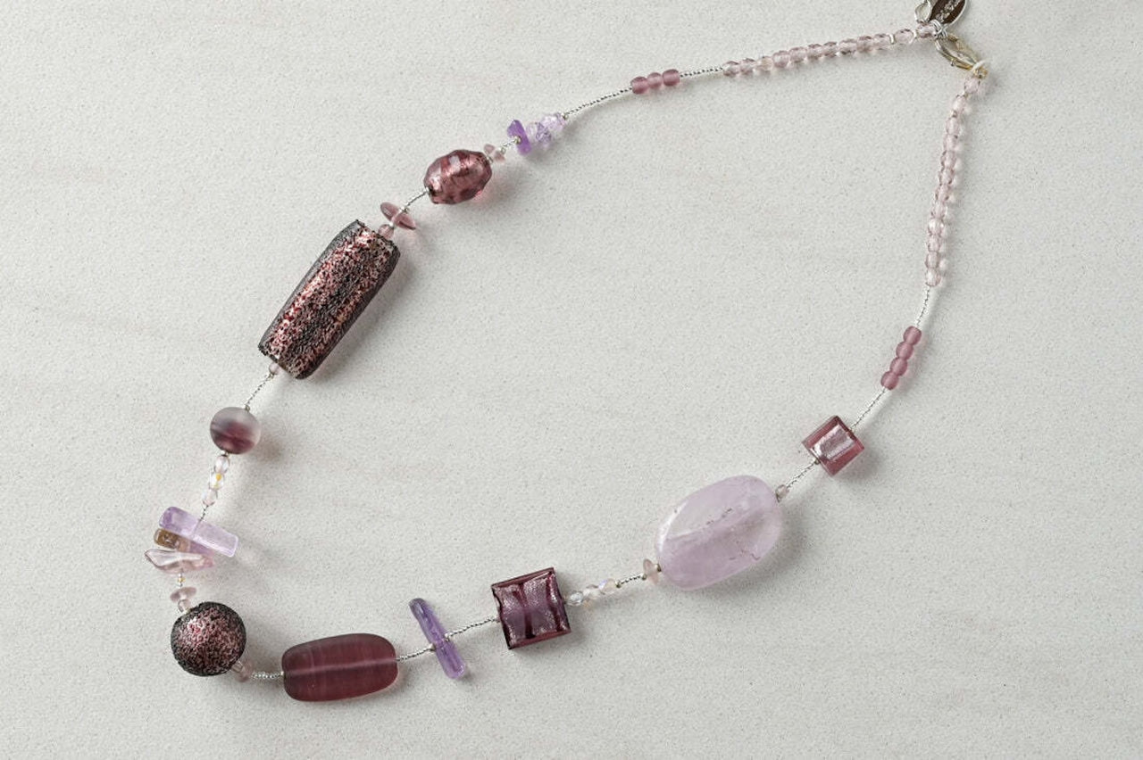 高貴な雰囲気　落ち着いた雰囲気のベネチアンガラスネックレス