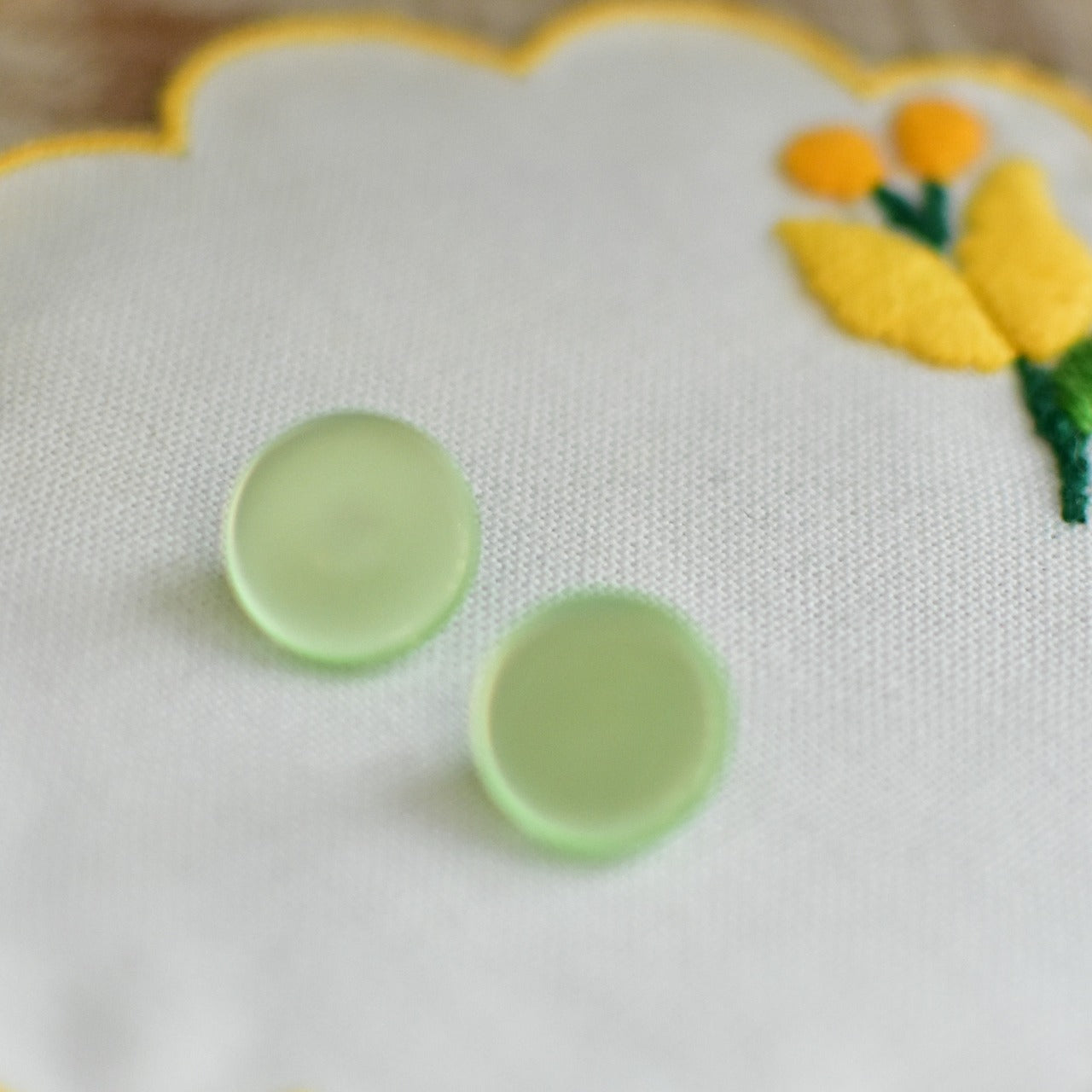 ライトグリーン色ボタン　4つセット　ヴィンテージボタン　日本製　