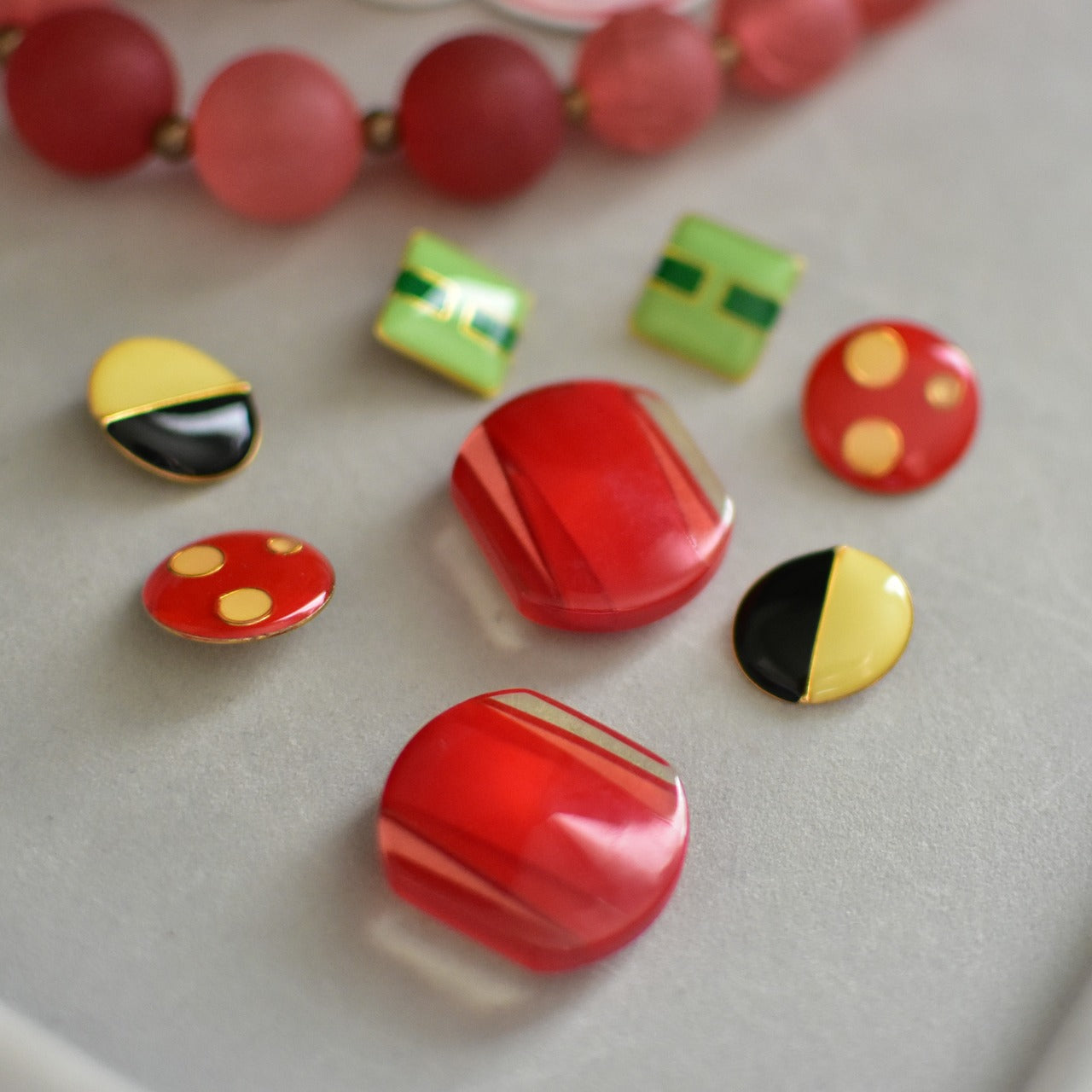 フランスのヴィンテージボタン　ラウンド型　　ブラック　ドット