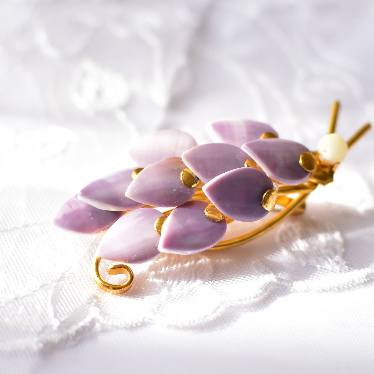 鳥の形のブローチ　貝製