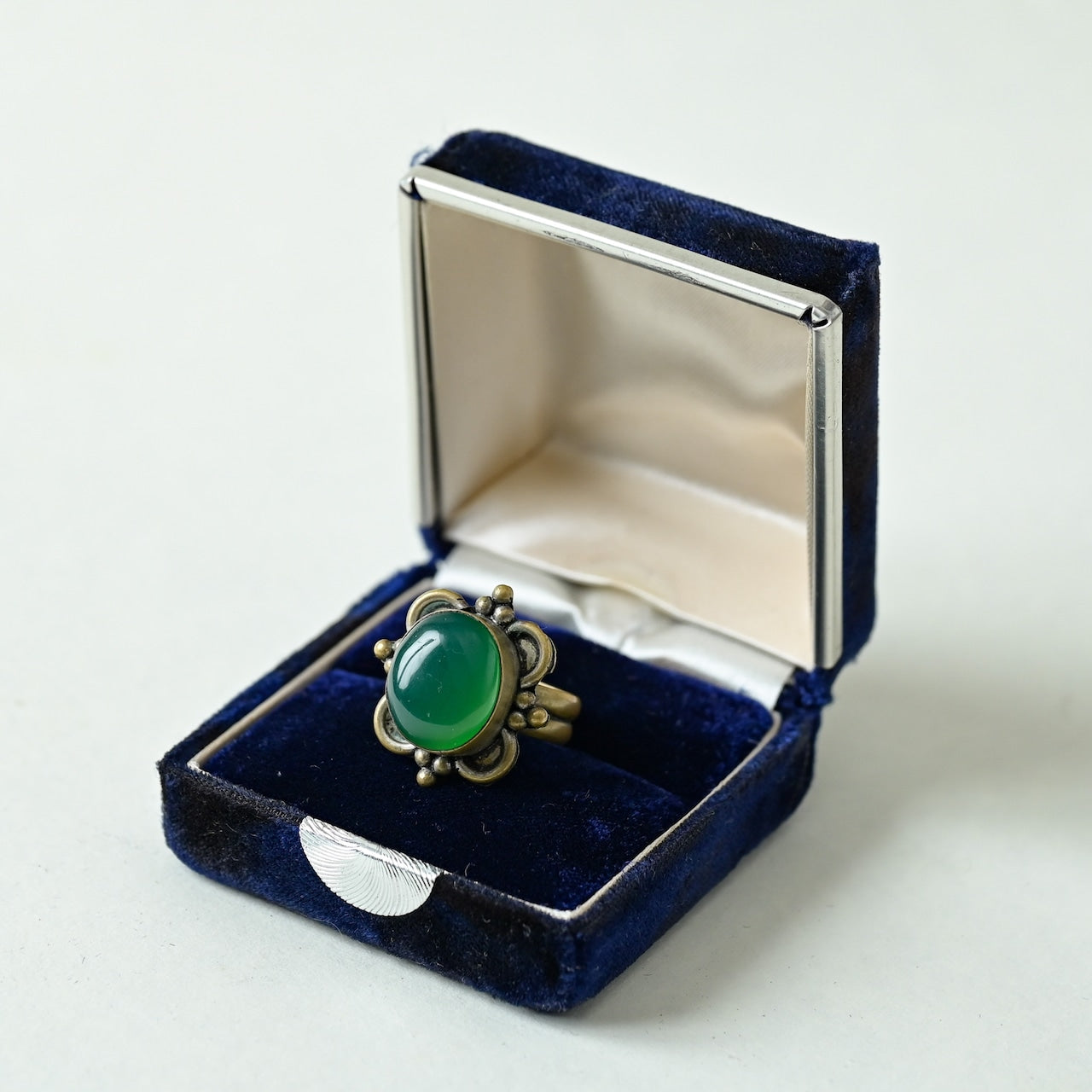 グリーンストーンのアンティークリング｜めのう風×真鍮製（11号・東ヨーロッパ）
