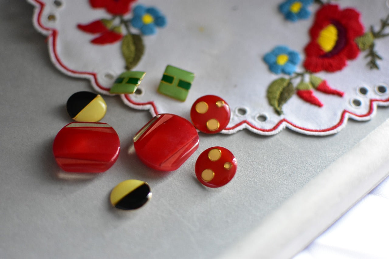 フランスのヴィンテージボタン　ラウンド型　　ブラック　ドット