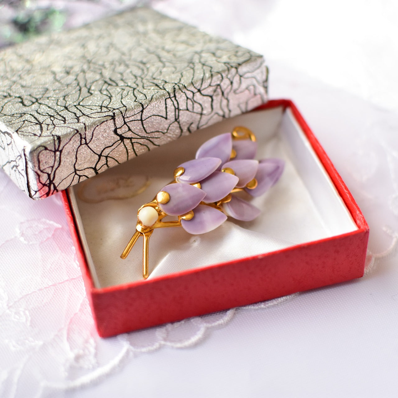 鳥の形のブローチ　貝製