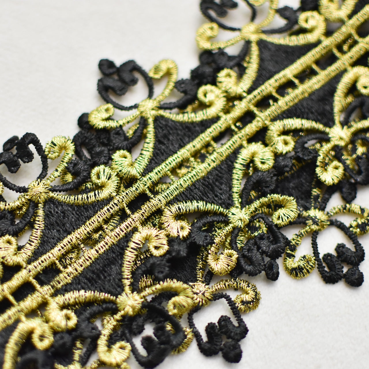 ゴシック＆エレガント ブラック×ゴールドの豪華刺繍リボン（1メートル）