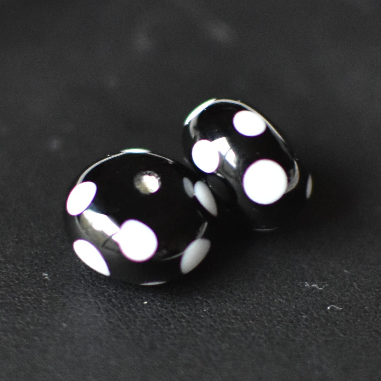 2個セット　チェコ　ヴィンテージビーズ　ドット柄