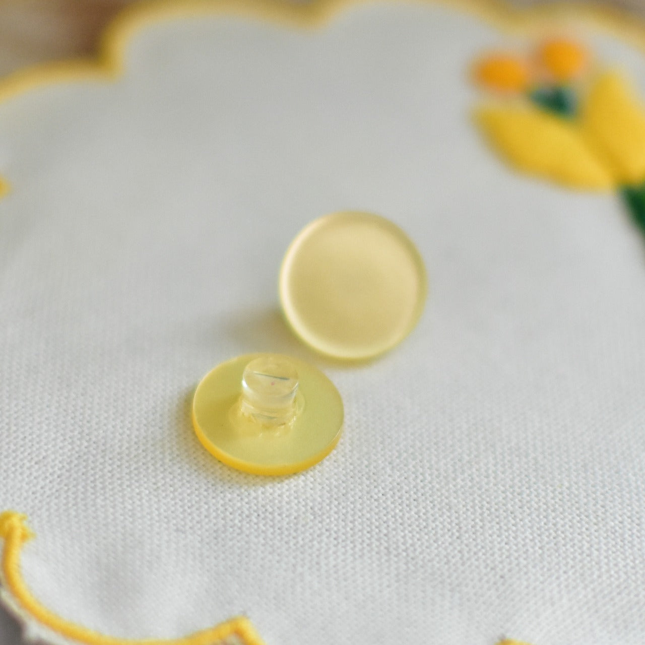 ライトイエロー色ボタン　　4つセット　ヴィンテージボタン　日本製　
