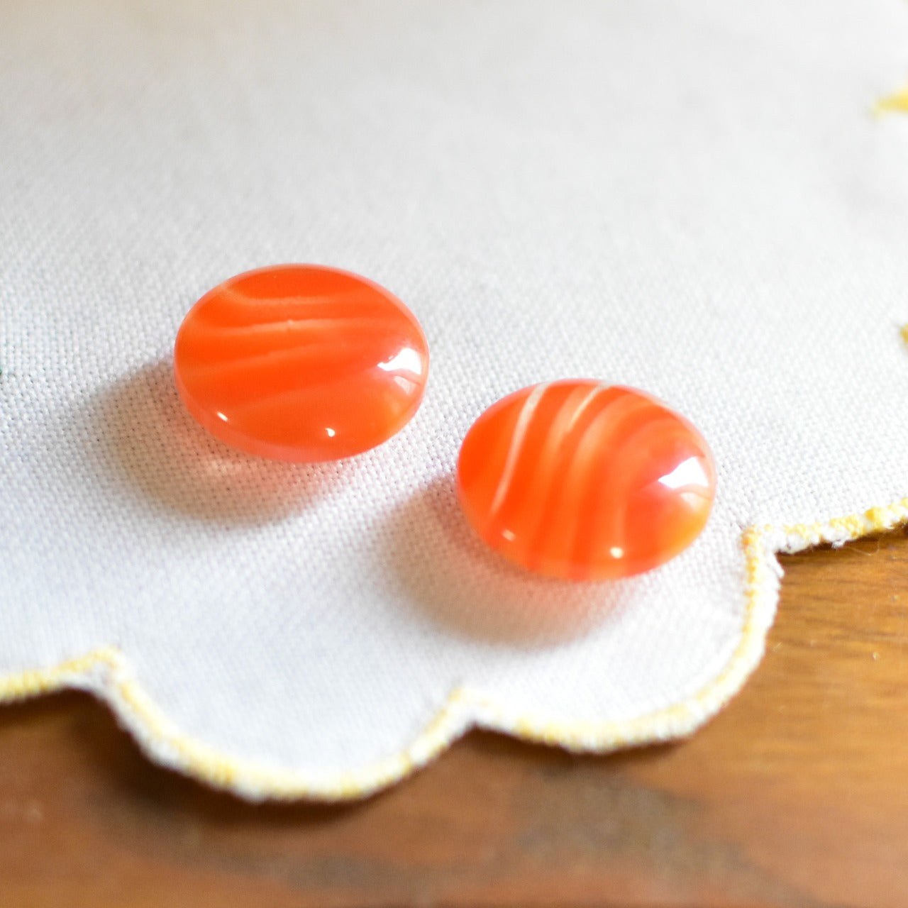 2個セット　フランスのヴィンテージボタン　ラウンド型　アクリル製