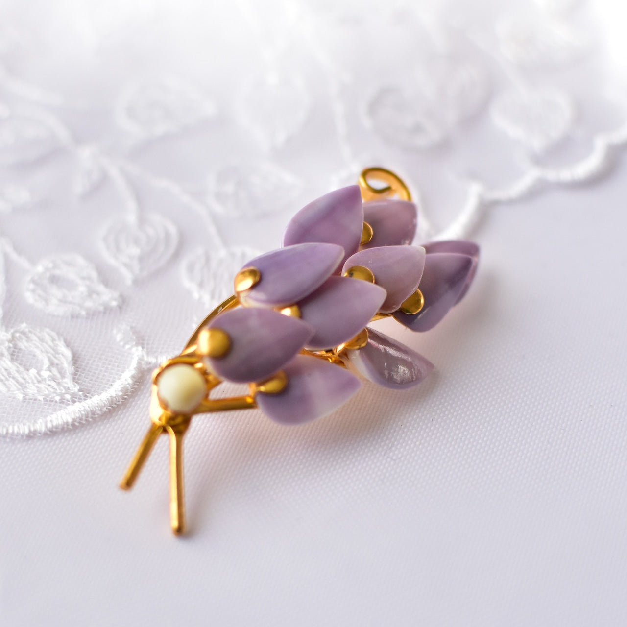 鳥の形のブローチ　貝製