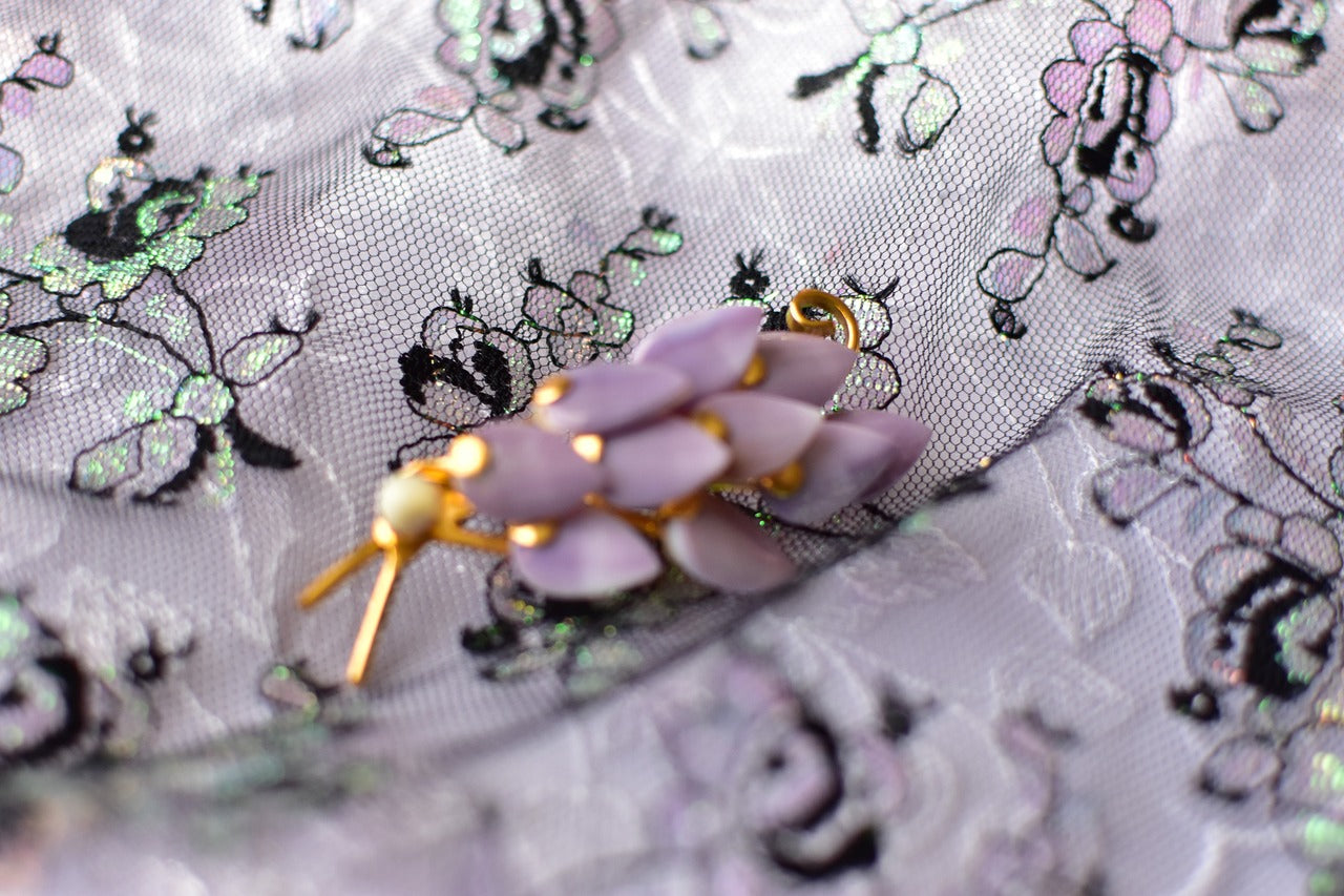 鳥の形のブローチ　貝製