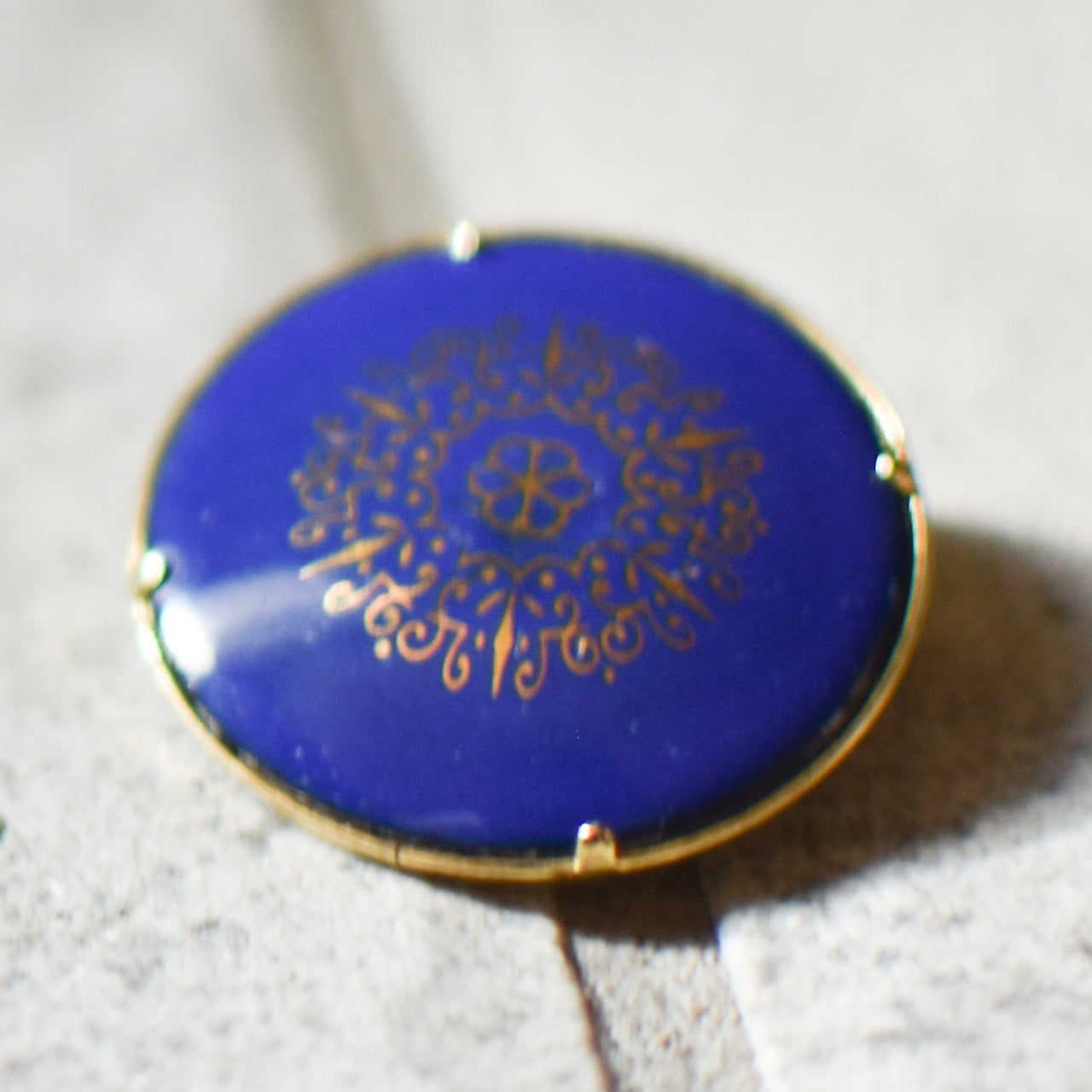 ブルーのブローチ　幾何学模様　青のブローチ　