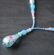 フィオラートビーズのネックレス　しずくの花柄ビーズ　ボリュームネックレス