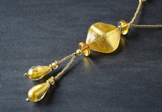 ゴールドの美しさがひきたてる　ベネチアンガラスのネックレス