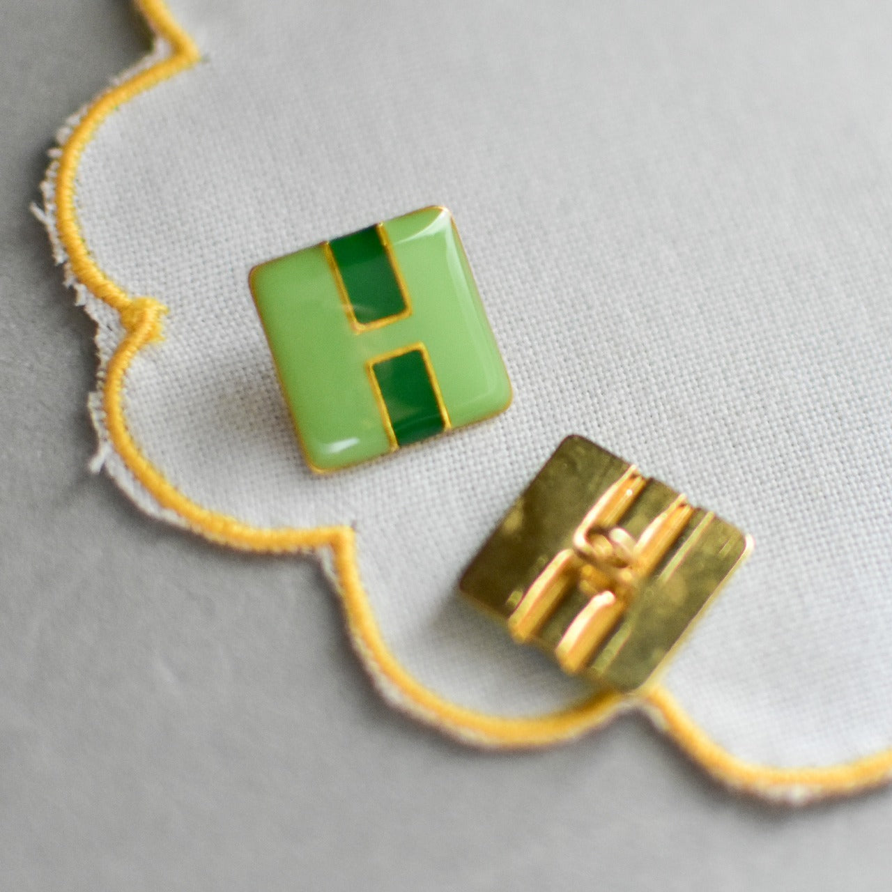 フランスのヴィンテージボタン　正方形　グリーン　メタルボタン  1.4センチ