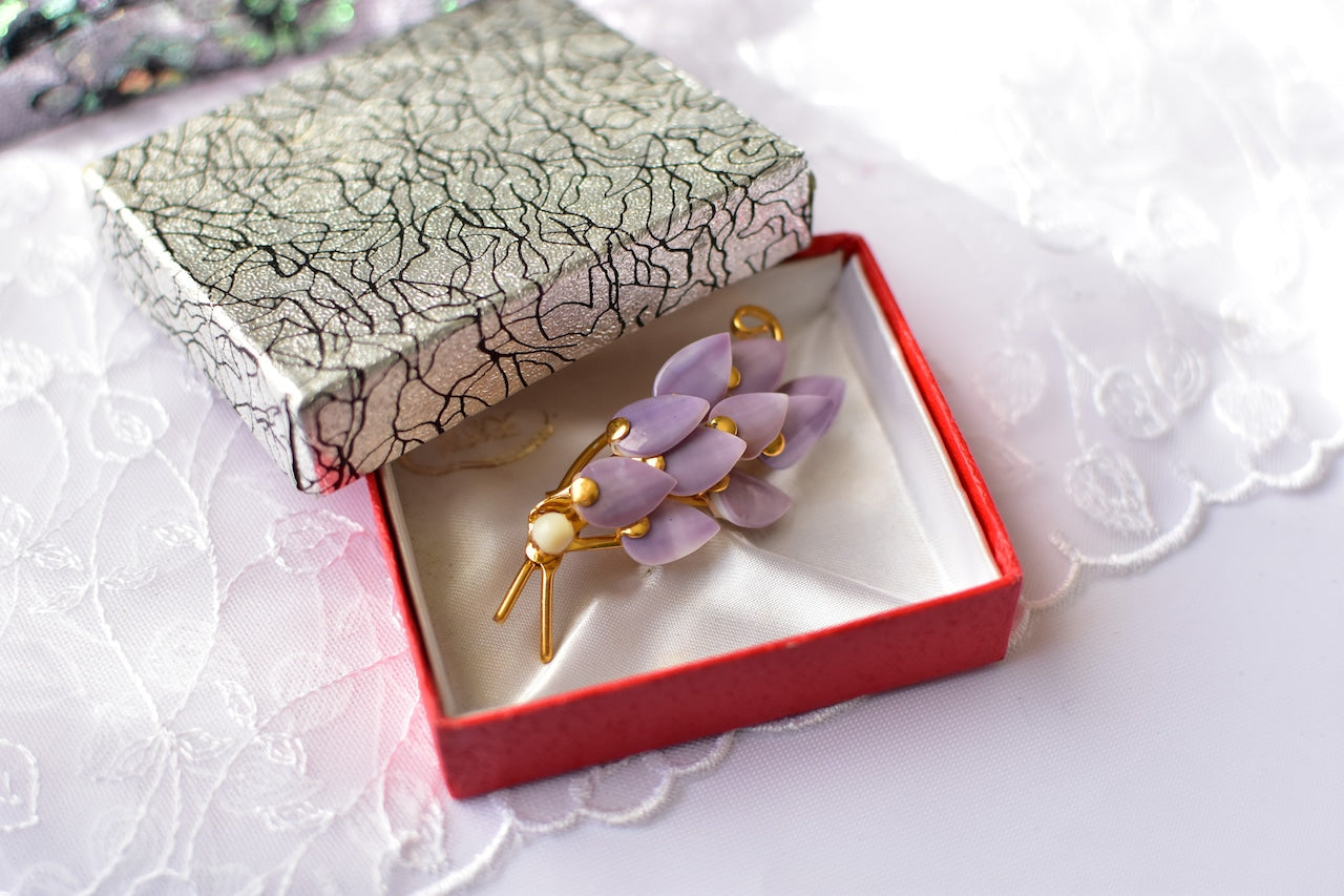 鳥の形のブローチ　貝製