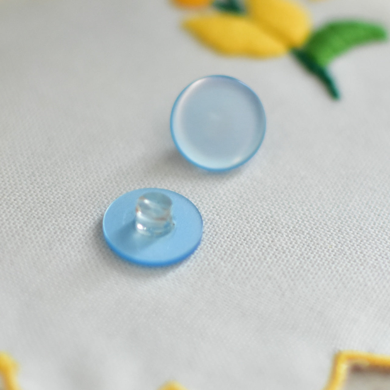 ライトブルー色ボタン　4つセット　ヴィンテージボタン　日本製　