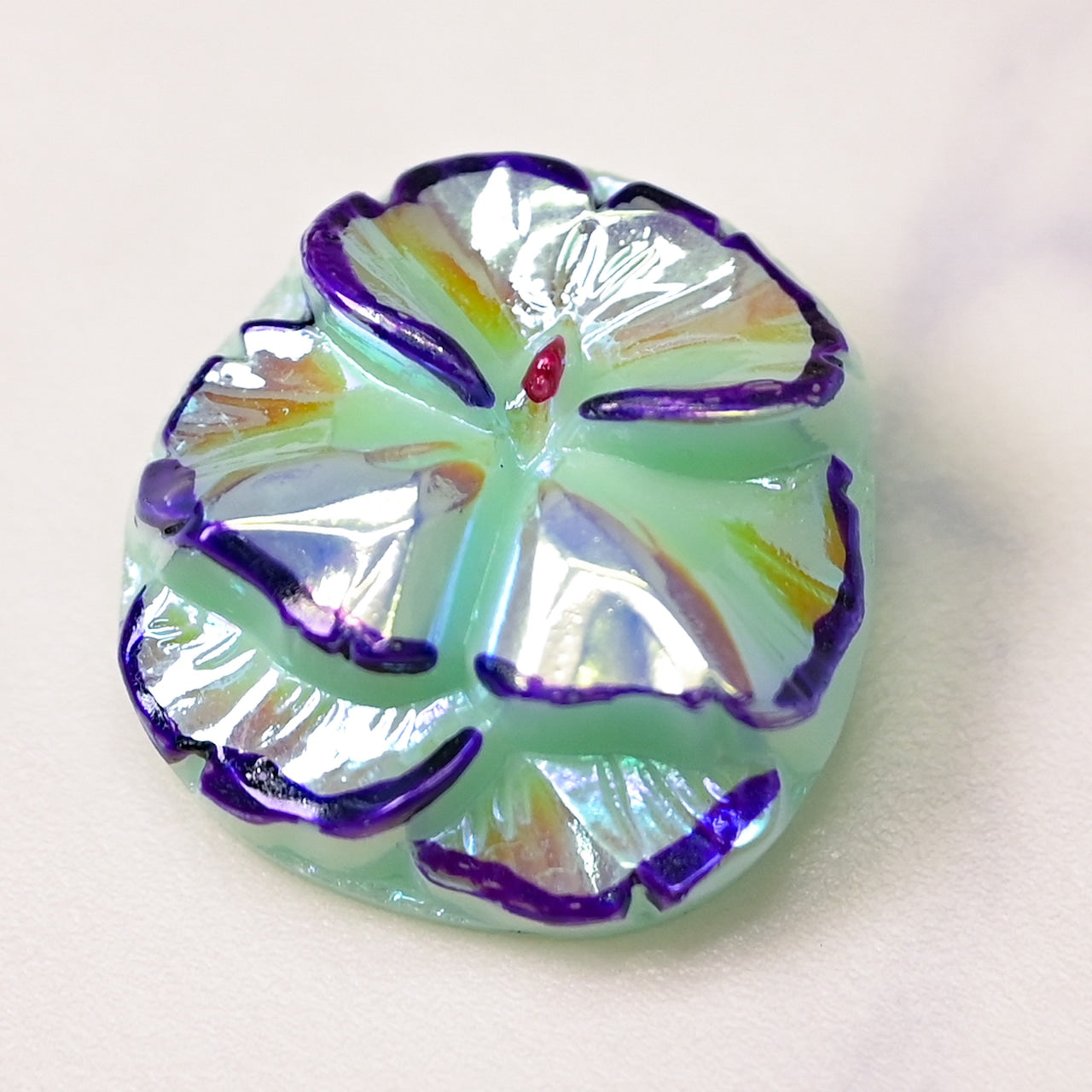 ちょっと人に自慢ができるブラックライトで光る　ウランガラスのパンジーボタン