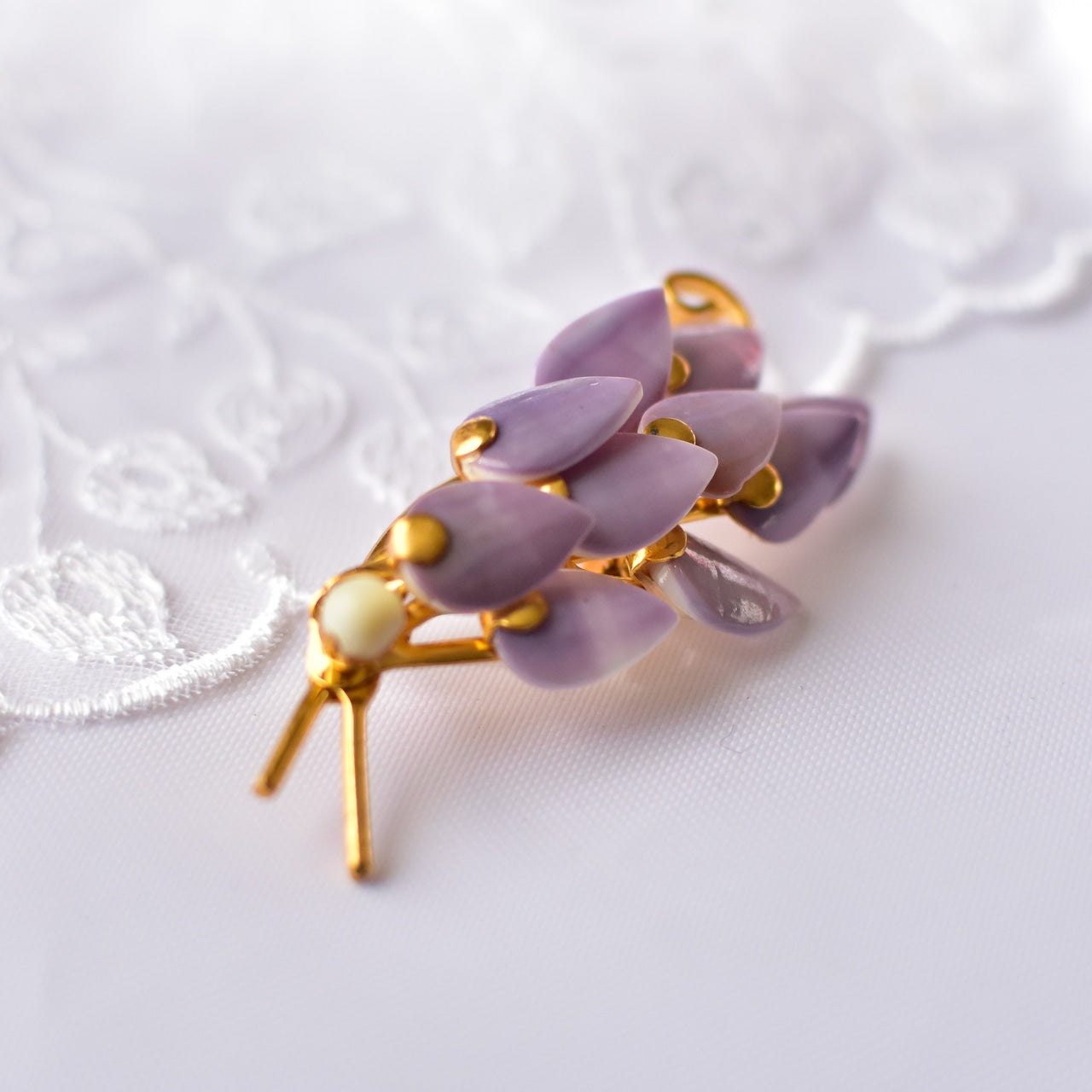 鳥の形のブローチ　貝製