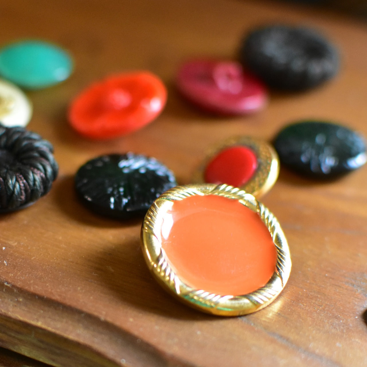 フランスのヴィンテージボタン　ラウンド型　メタル　サーモンピンク