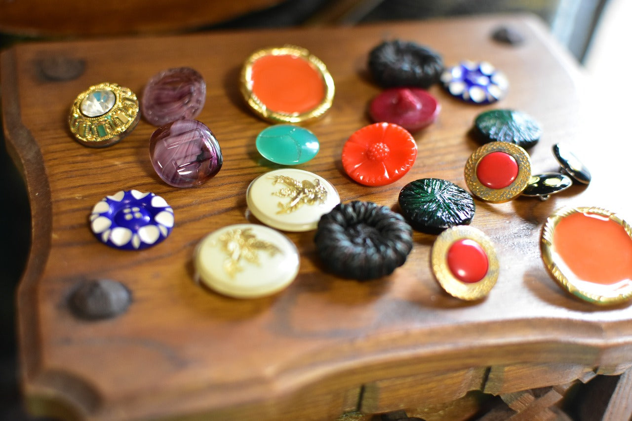 フランスのヴィンテージボタン　ラウンド型　ルージュ　アクリル製