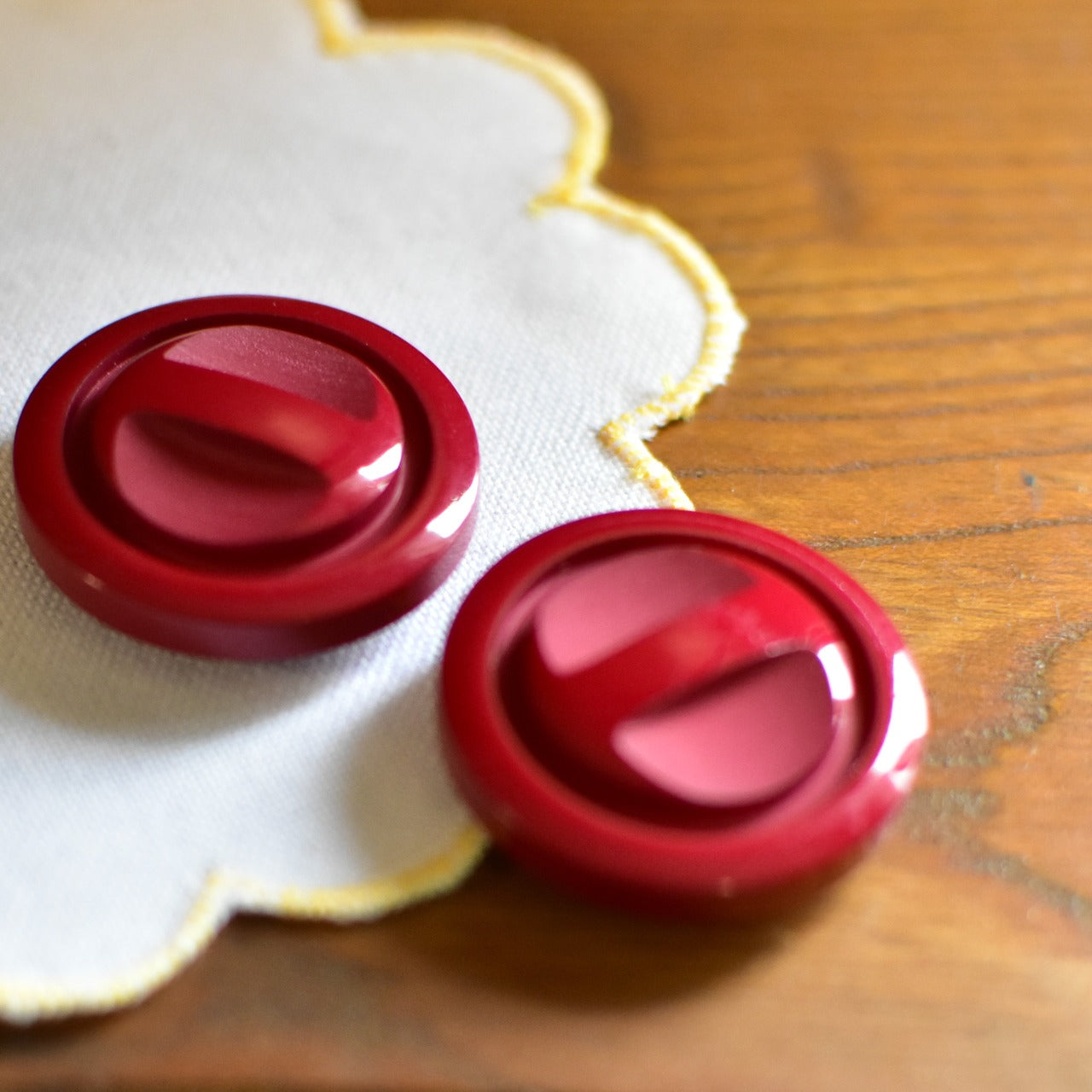 フランスのヴィンテージボタン　ラウンド型　ルージュ　アクリル製